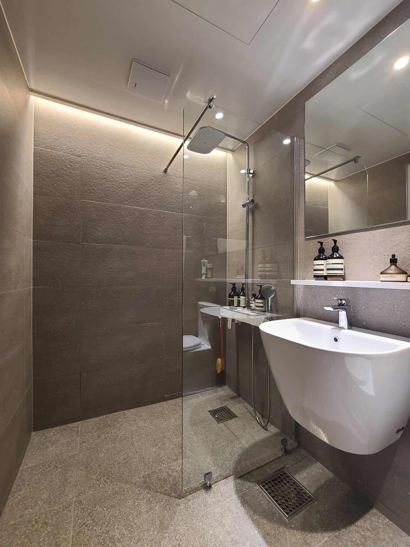 不多买,定期扔,85平米干净得太赏心悦目了,再住10年也照样清爽