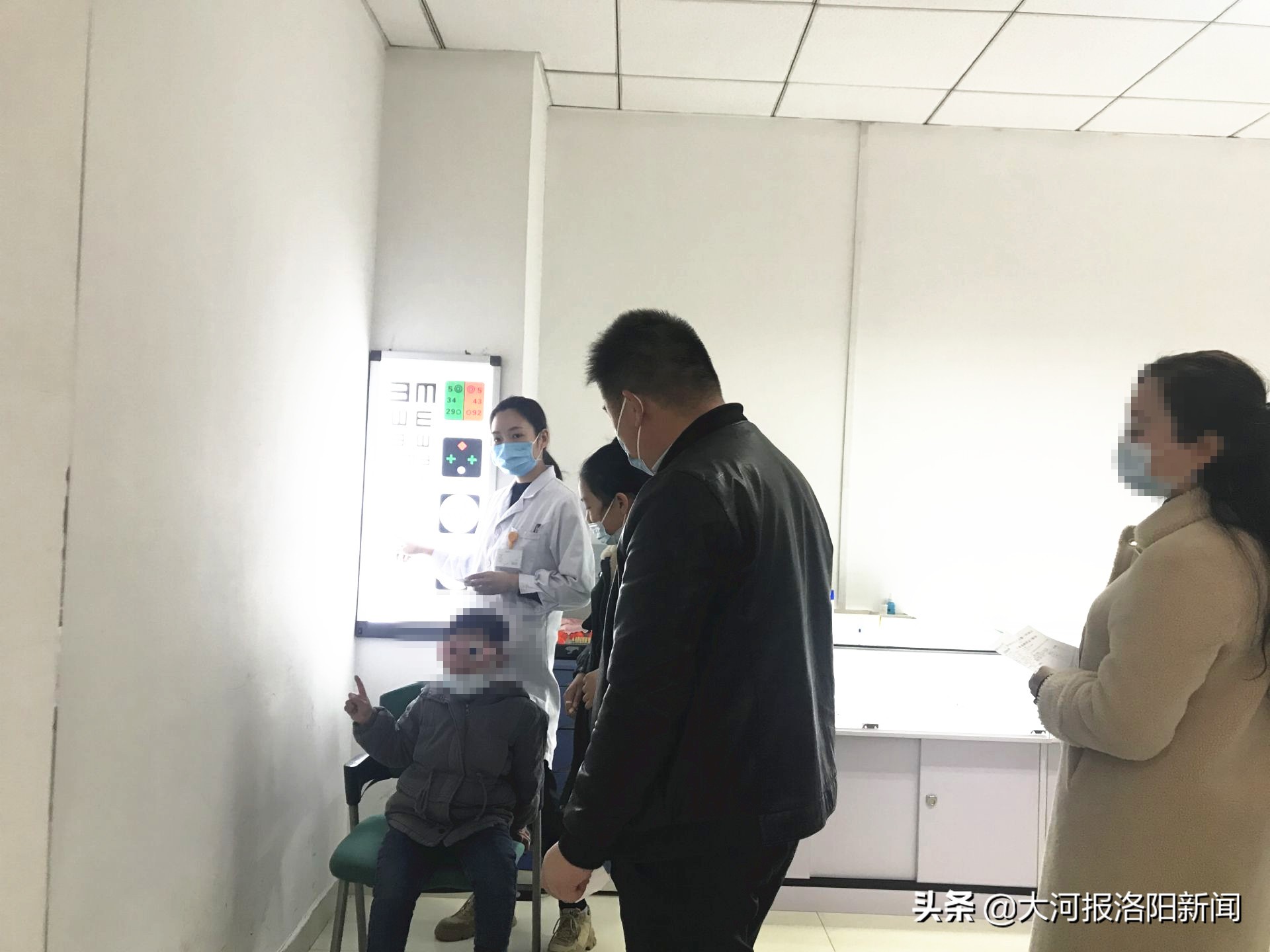 开学将近近视手术又迎高峰期,学生近视门诊数量大增