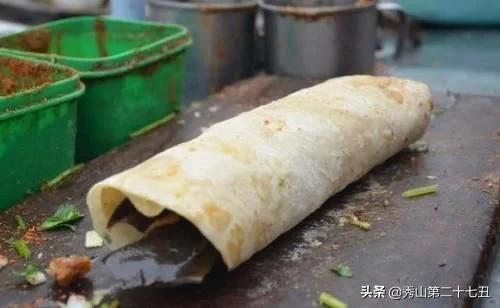 大妈在学校门口摆摊卖小吃,大妈校门口卖小吃引争议