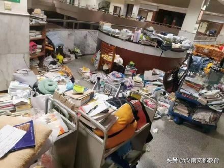 临近考研复习资料被学校扔一地，女生边捡边哭，校方回应来了