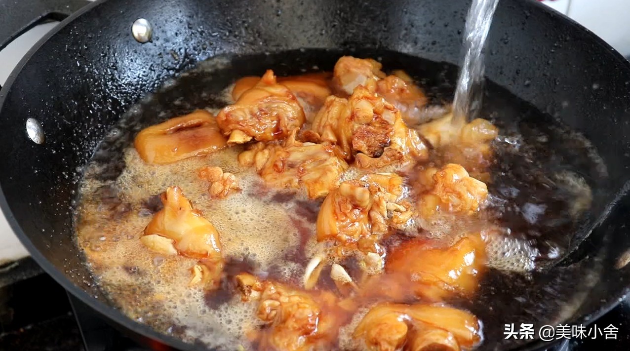 猪蹄这样做太好吃了，Q弹软烂入味，酱香十足，女人多吃对身体好