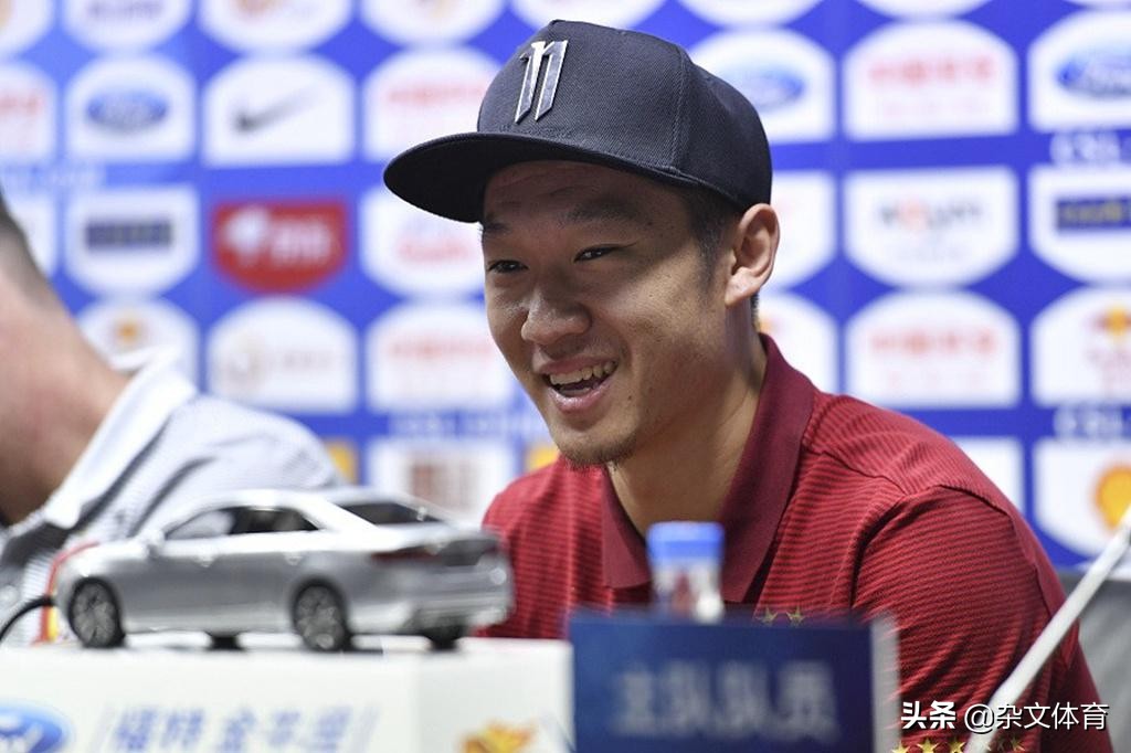 留在恒大继续拿800万年薪！3年为球队出场35次，未能接班郑智