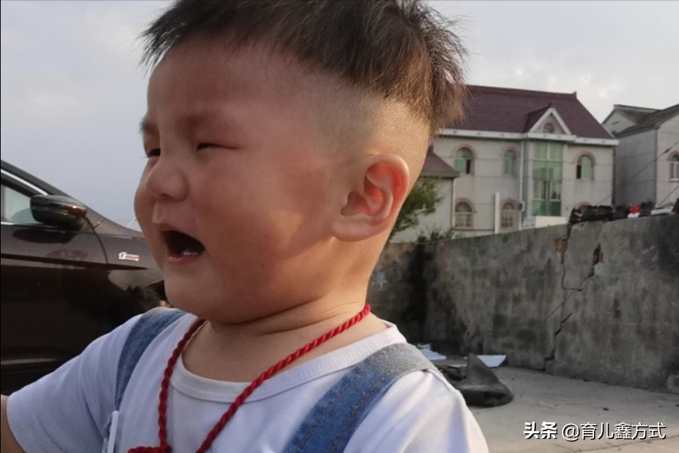 两岁多的宝宝脾气很大该怎么办,青春期孩子脾气暴躁和父母动手
