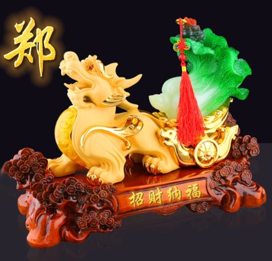 招财辟邪金色貔貅头像,背上有金元宝的貔貅招财纳福