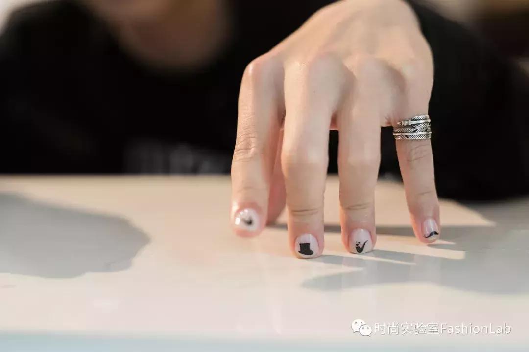 我应该给这些被骗来做美甲的男生道个歉