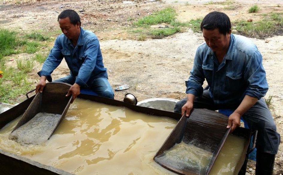 广西“上林帮”非洲淘金记：为钱殊死搏斗，常备200克金子保命