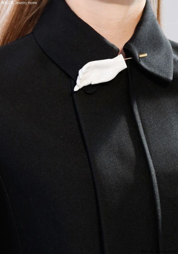 一大一小的胸针的正确戴法,一枚胸针穿出高级感