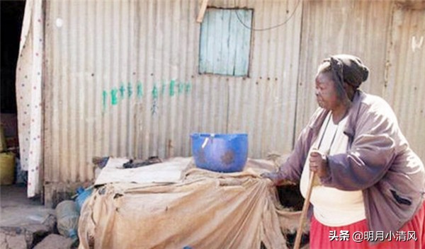 非洲部落“第一美女”，丈夫寸步不离，因“情敌”众多担心被拐跑