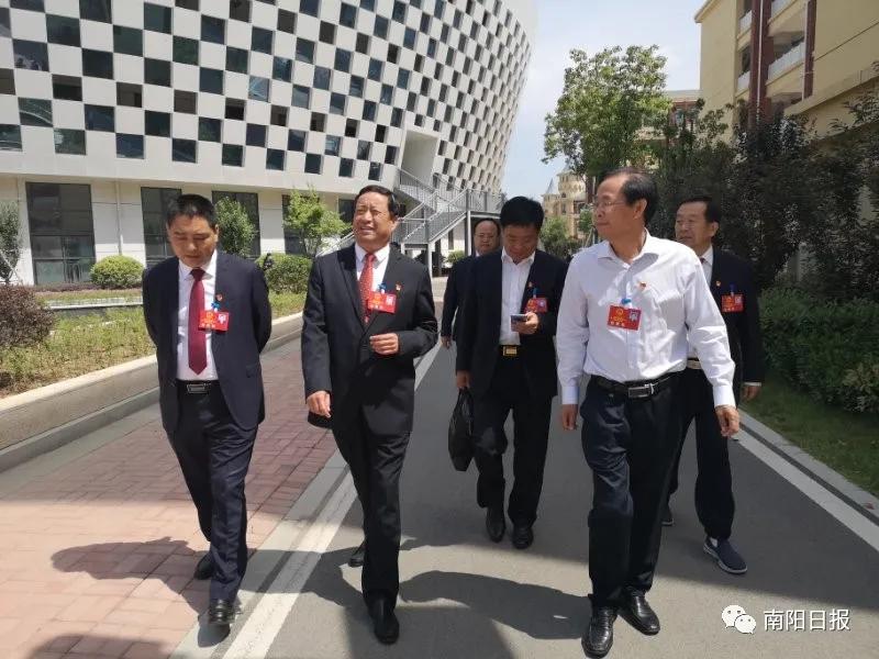 陪伴引领共同成长,南阳市第一完全学校全景校园