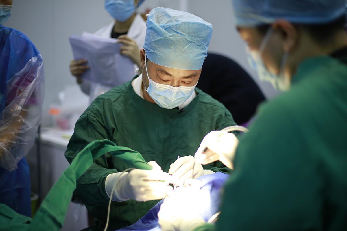 膝关节脱位，可以采取闭合复位，一般需要对关节内的血肿进行清除