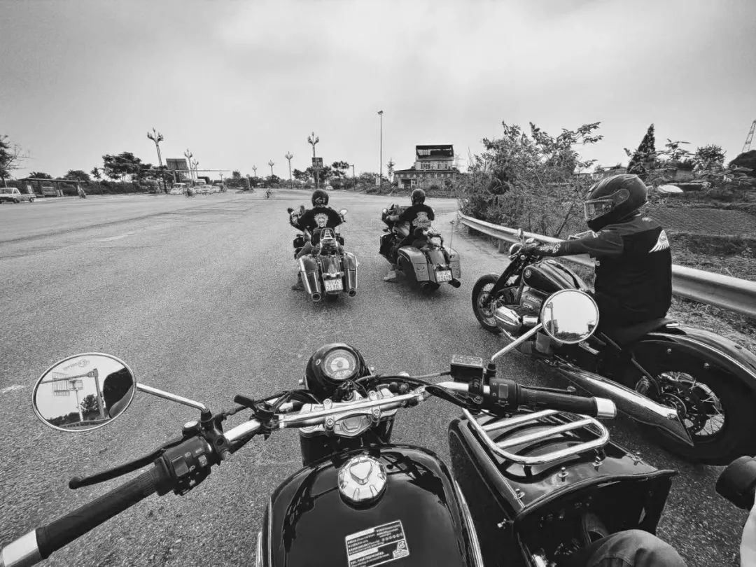 成都帅大叔卖周边,这群怕老婆的男人,偷拿私房钱也要买