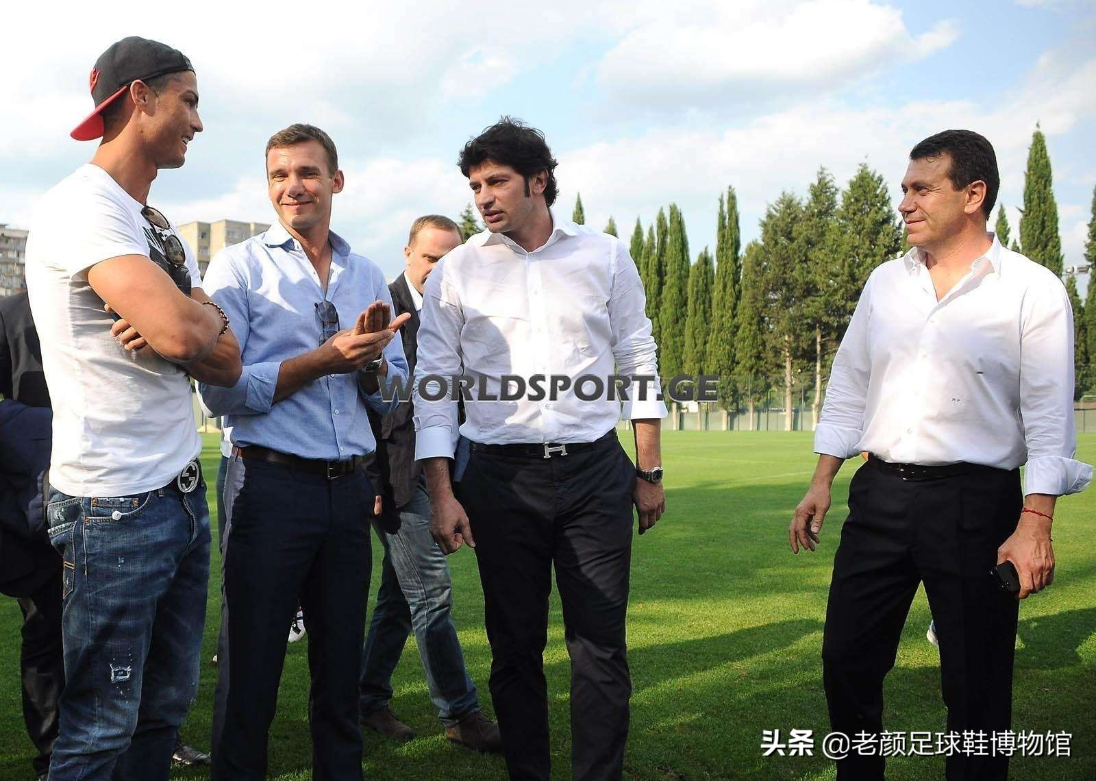 1600万欧的米兰左后卫，被伊布弄的身败名裂，退役半年当选副总理