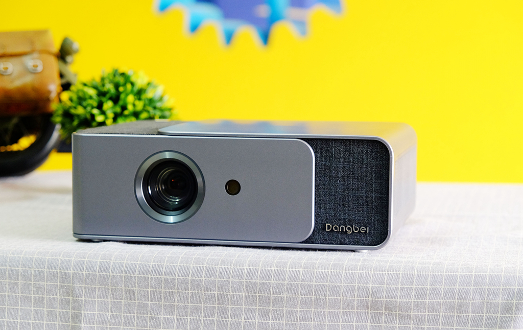 当贝投影仪智能入幕,当贝投影仪f1是什么技术