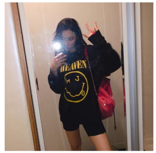 被韩国第一腿精吊打，卫衣+自行车裤“上松下紧”显高挑，真会穿