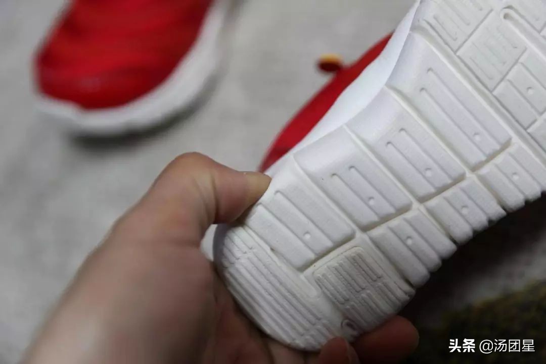 小朋友穿小黄鸭鞋子,小朋友穿小鞋