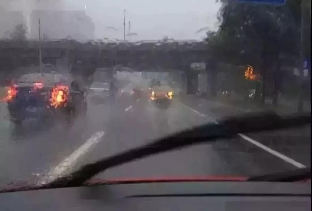 下雨天怎么能让后视镜不模糊,车子后视镜下雨天模糊