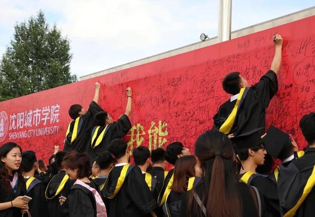 千人晚宴、体育狂欢、明星路演……玩转校园文化，尽享大学魅力！