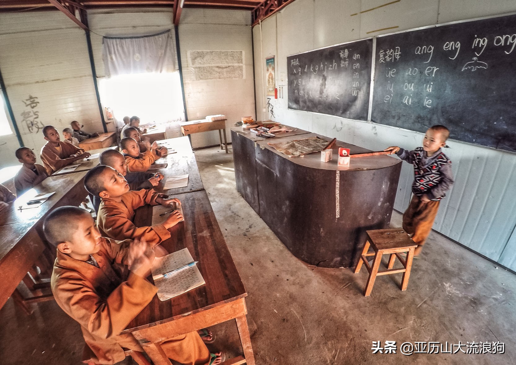 中缅边境的佛寺,旅途中遇到藏区僧人
