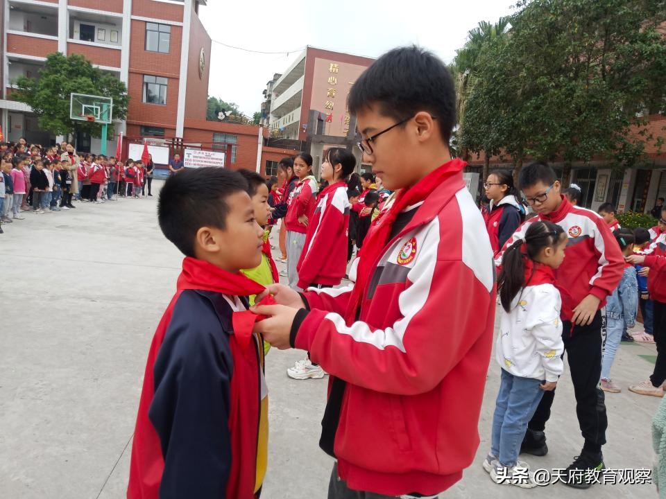 烟溪镇完小新少先队员入队仪式,鑫源小学举办新队员入队仪式