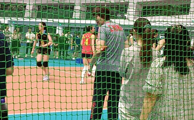 郎平香港观战评价,郎平现场教排球基本功