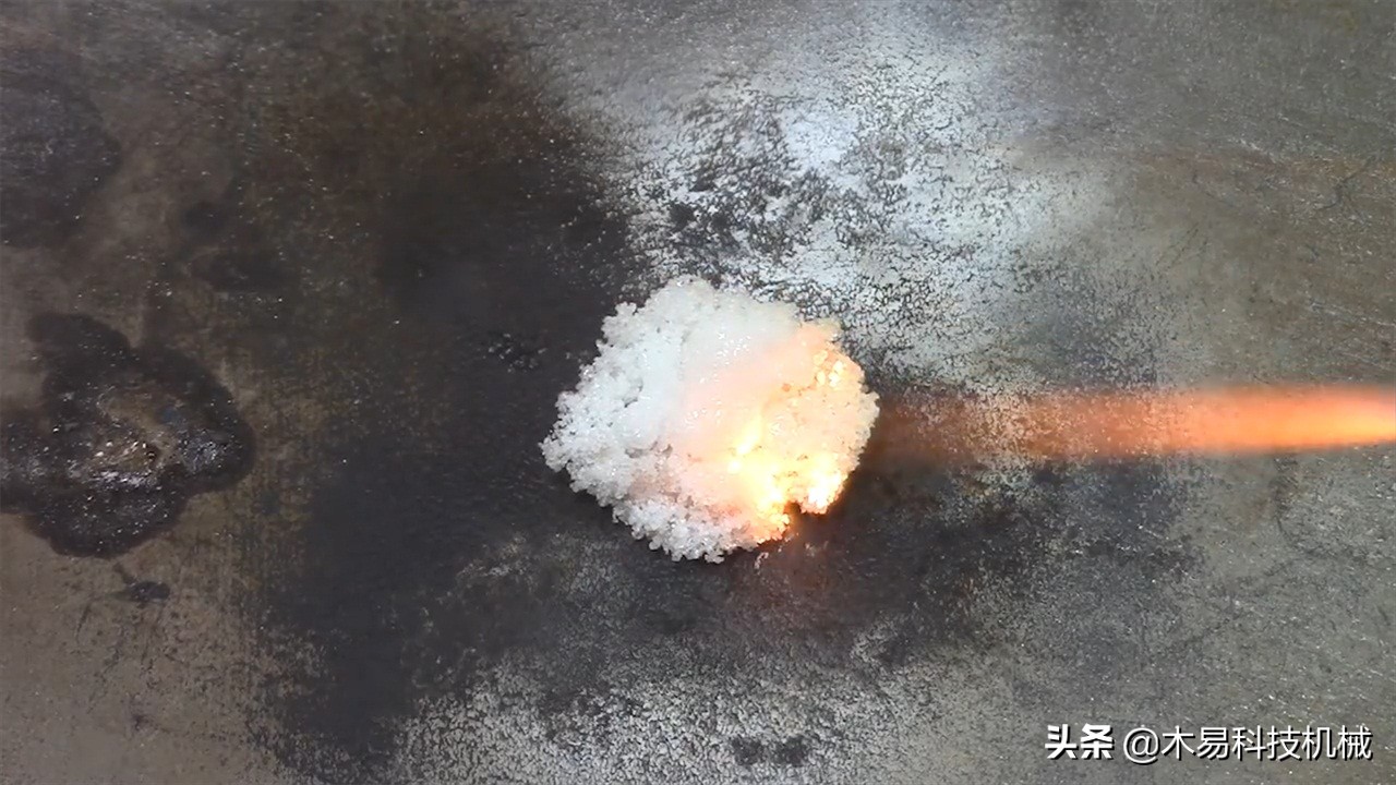 国外小哥亲身实验,将太空沙加热,结果发生了什么?