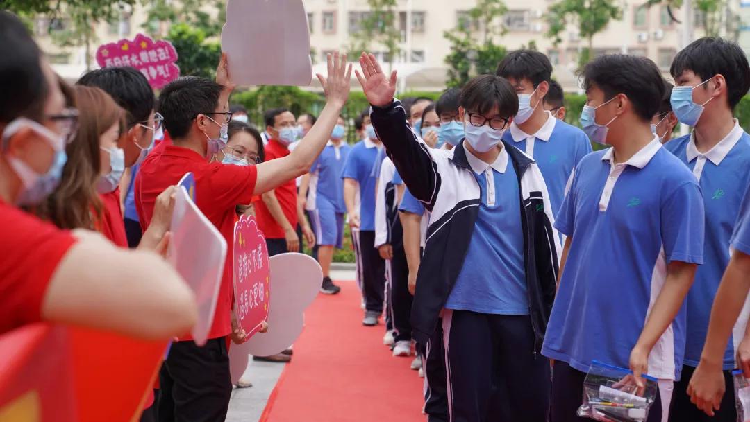 萌娃、萌宠纷纷抢镜！今年高考作文，深圳学生躺赢？