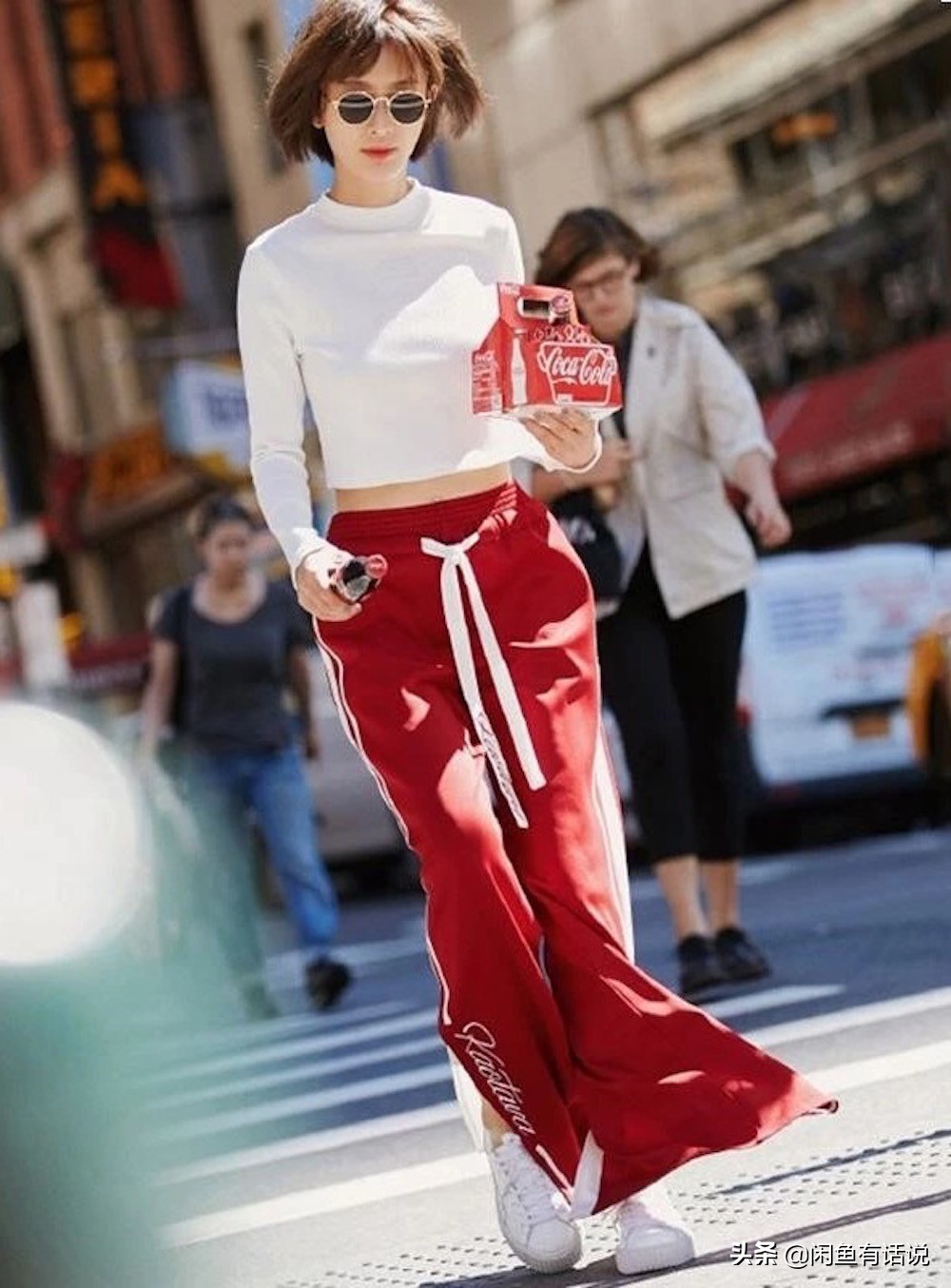 什么材质的小脚裤显瘦不臃肿,小脚裤已过时今年流行丝绒阔腿裤