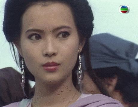 蓝洁瑛并非真的神经，而是逃避