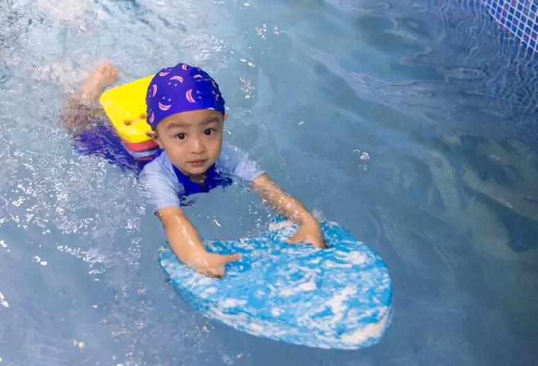 婴儿游泳家长常见问题及解答话术,育儿专家说婴儿游泳