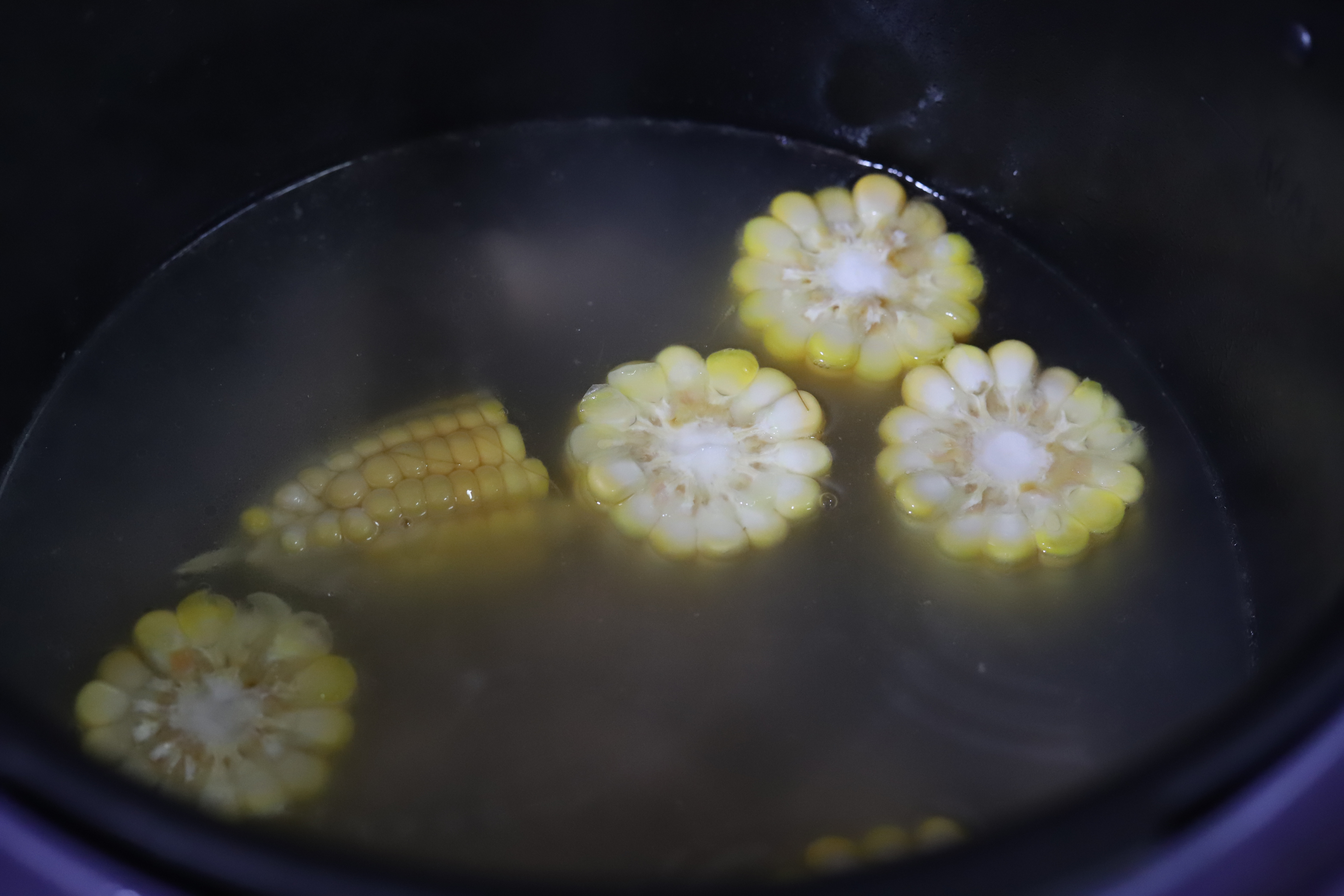 排骨汤怎么做不腥又好喝,胡萝卜玉米排骨汤怎么做才不会腥