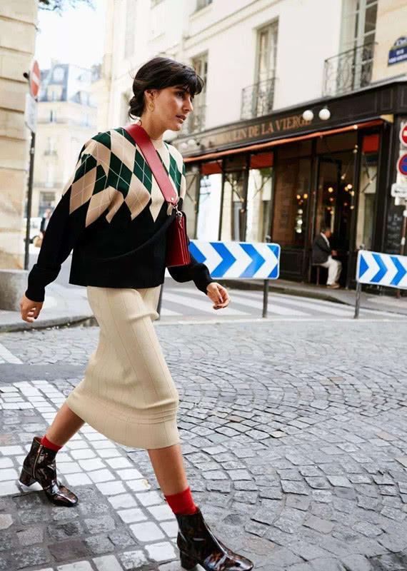 迪丽热巴袜子潮流,迪丽热巴橙色袜子搭配