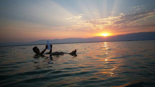 不用担心会下沉的死海，为何没人游泳？导游：容易变成“腌制品”