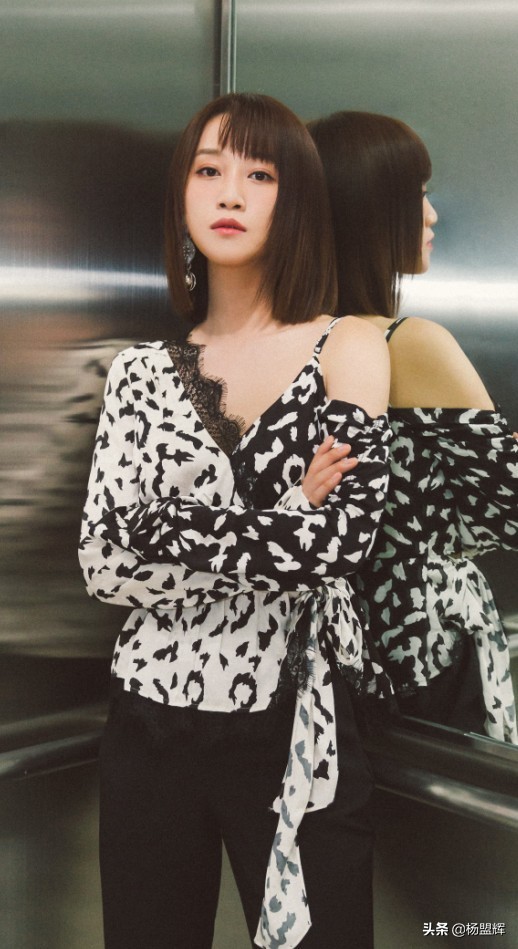 蓝盈莹连体衣,蓝盈莹穿高筒袜