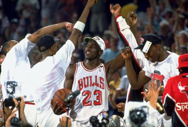 乔丹封神时刻绝杀爵士抢断马龙,乔丹致命中投马龙直接挥泪离场