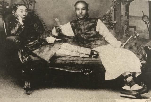 她本是*楼青***女妓**，嫁给皇室宗亲身价12000金，李叔同为此削发出家