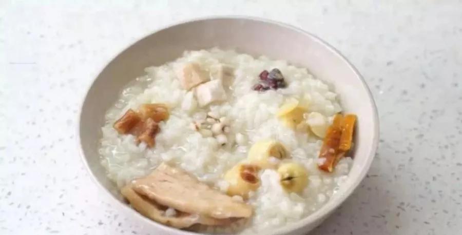 汗疱疹到夏天手脚起小水泡很痒,夏季汗疱疹是什么原因