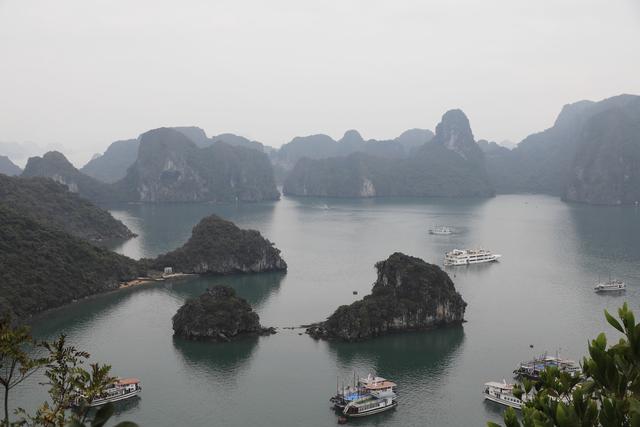 这里虽然风景如画人们生活的却很凄惨没日没夜的追着大船讨生活