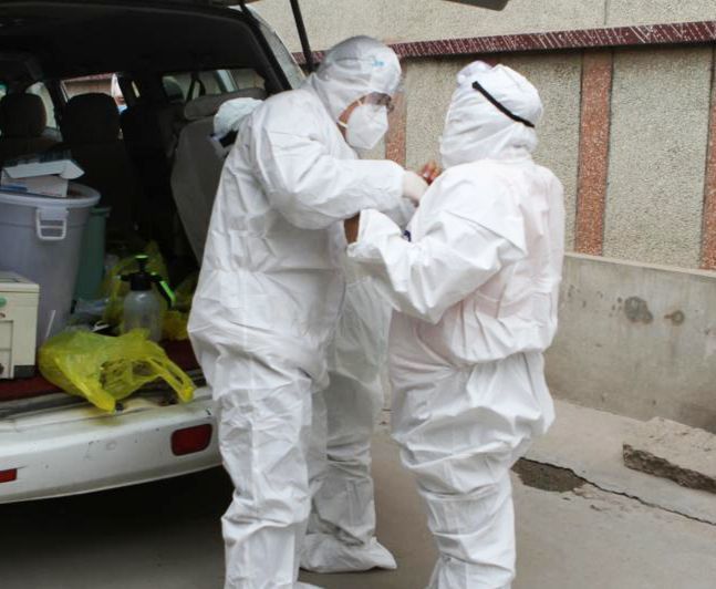 医护人员与孩子隔空喊话,抗疫医生隔空喊话