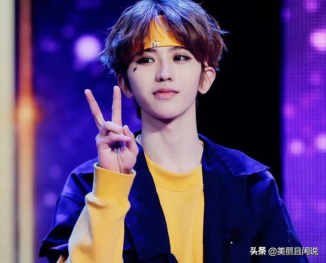 李佳琦高晓松口红直播,高晓松为李佳琦涂口红