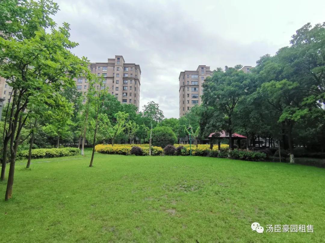 张江汤臣豪园四期新出精装修三房,业主自住保养不错,诚售1800W