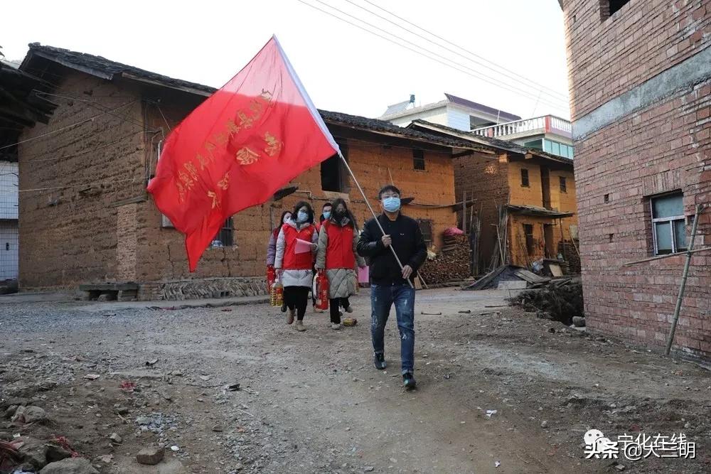 一抹志愿红点亮文明城,一抹志愿红一颗志愿心