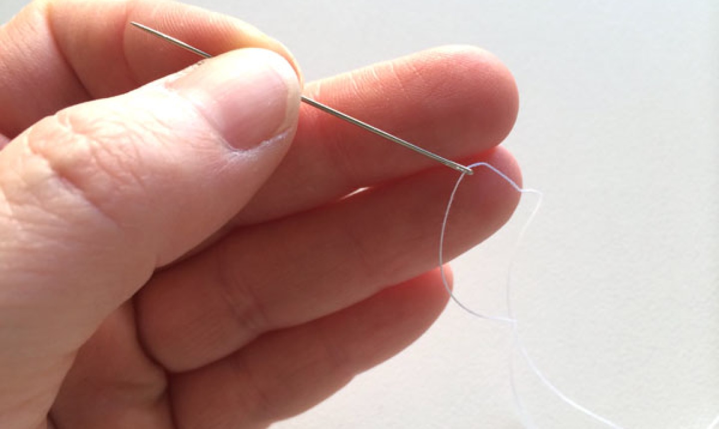 怎么在衣服上缝纽扣两孔,服装专业缝纽扣方法