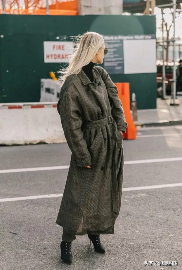 穿睡袍大衣配长筒靴气场全开,白色靴子大衣有腰带穿搭高级感