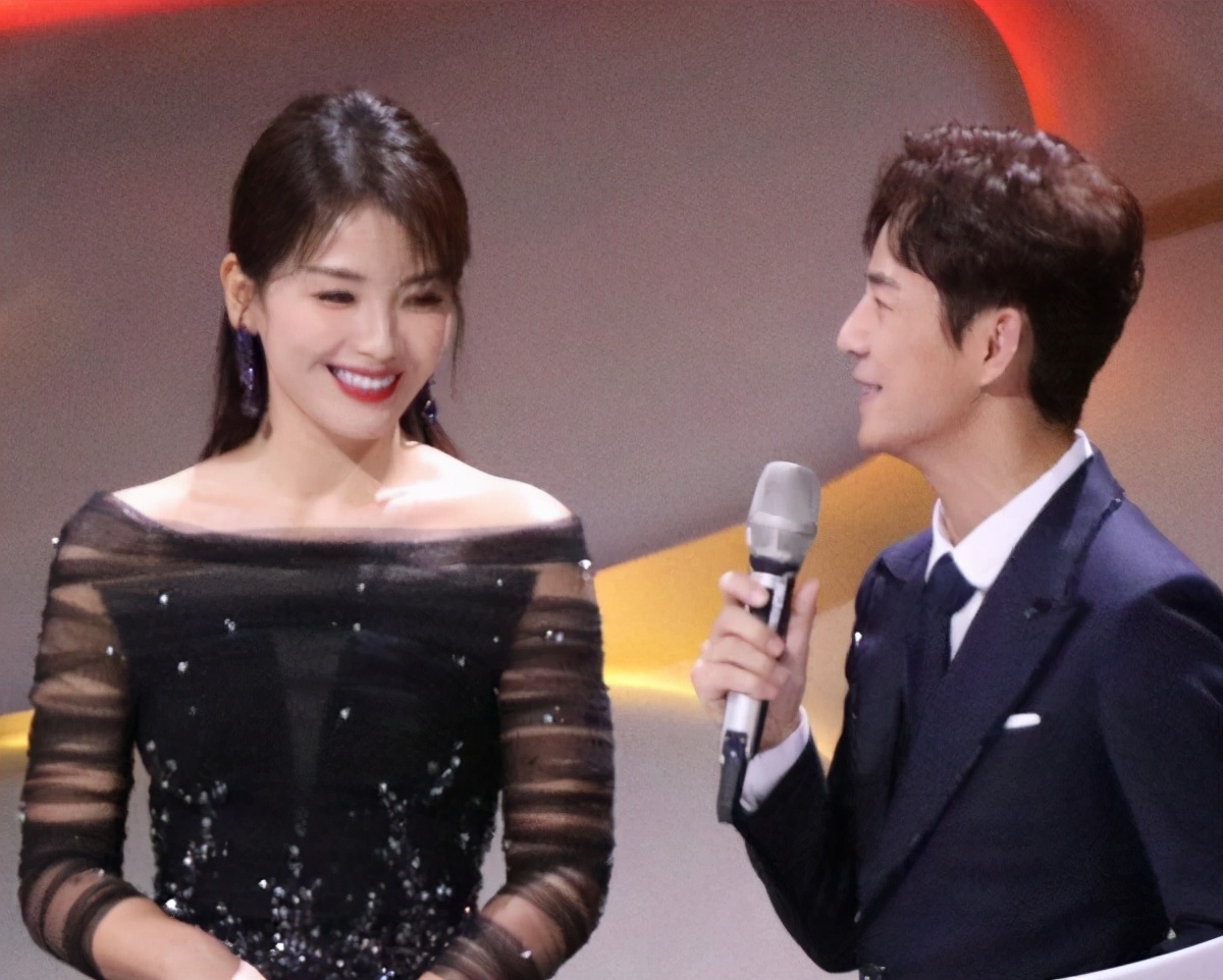 如果演员门槛低，那主持人就没门槛，金鹰节现暖心式提词器