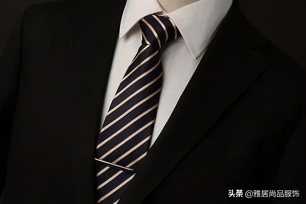 男士黑色西装搭配什么颜色打底衫,男士休闲西装外套怎么穿搭配好看