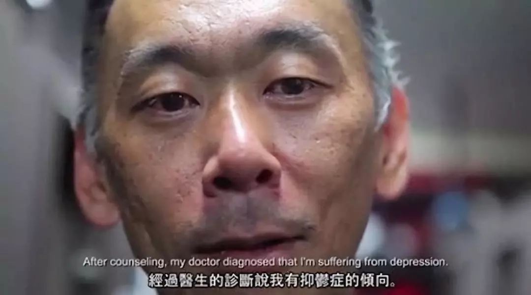 当社交恐惧成为常态，许多日本年轻人把家搬进了网吧