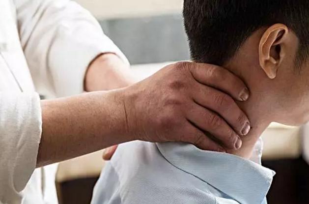 颈椎病引起的头痛头晕贴什么膏药,颈椎病引起头晕头痛口苦整晚做梦