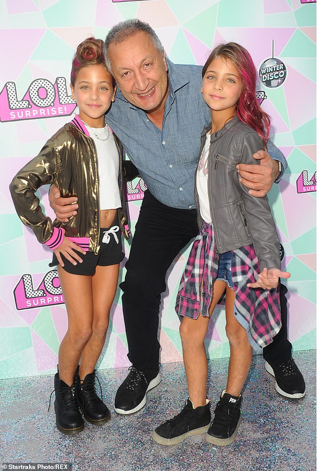 玩具娃娃放入冰水竟露出情趣内衣，英国家长愤怒：我们被骗了