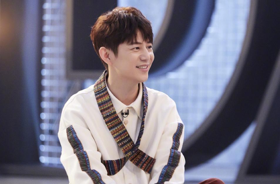 何炅快乐大本营假发,何炅1岁到48岁荧幕颜值变化