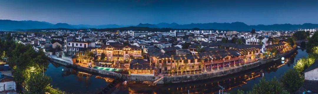 秋日河畔画中小镇，隐于茶园流水，山水间三店新开旅居吃茶慢生活